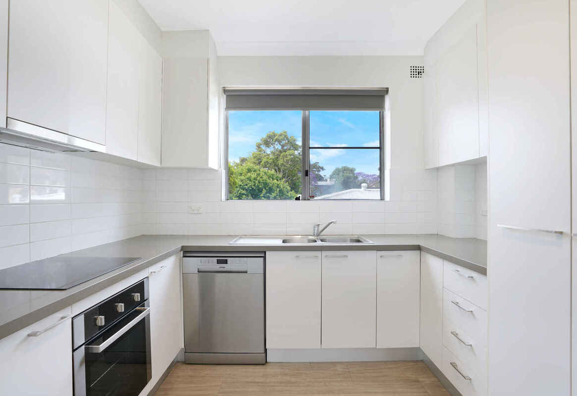 3 Bedroom apartment with Lock up Garage- 10 month lease