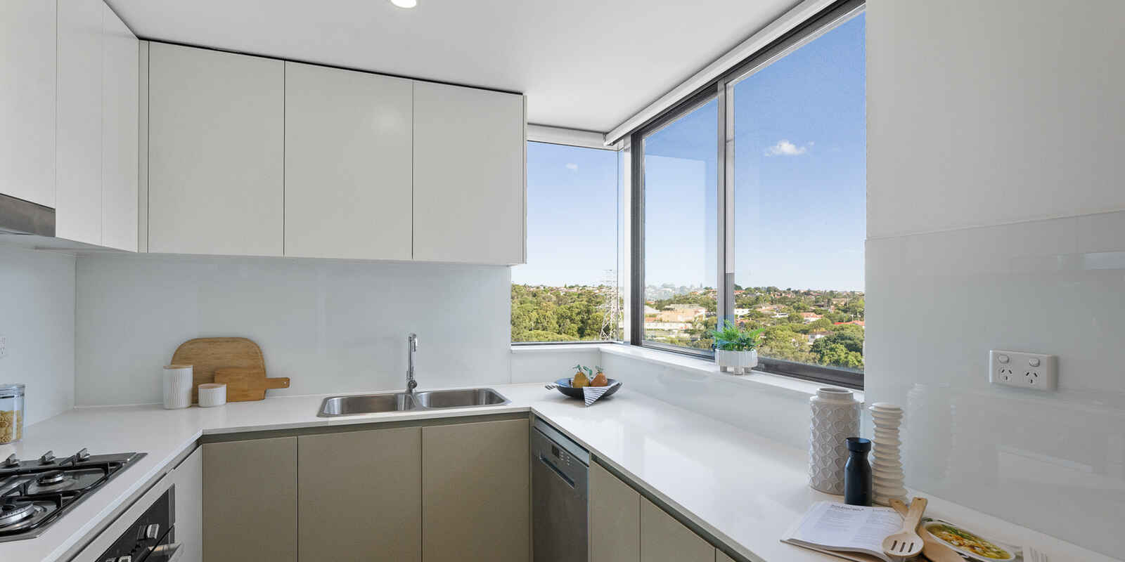 527/2E Charles Street Canterbury